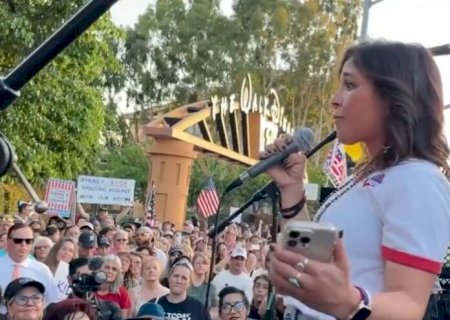 Cristãos realizam protesto na sede da Disney contra agenda LGBTQI+