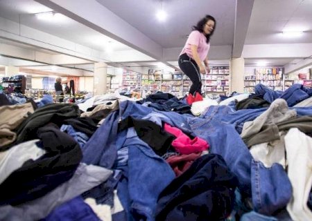 Consumidor busca roupa por quilo para driblar alta dos preços