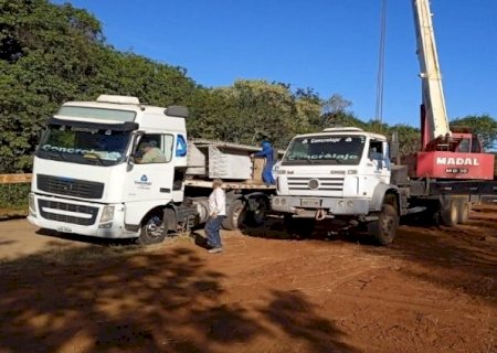 Máquinas trabalham na MS-340 para obra de ponte de concreto sobre Córrego Barreiro
