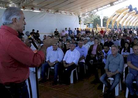 Governo entrega quase 200 máquinas e reforça elo municipalista para o desenvolvimento
