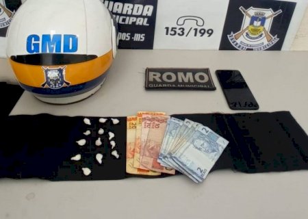 Adolescente é preso no bairro Dioclécio Artuzi, vendendo pasta base de cocaína