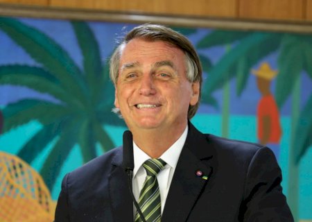 Após Anitta pedir para Lula legalizar a maconha, Bolsonaro usa bom humor: ‘É o limite dela, né’