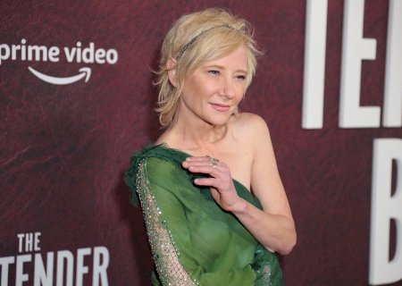 Médicos desligam aparelhos de Anne Heche para iniciar doação de órgãos