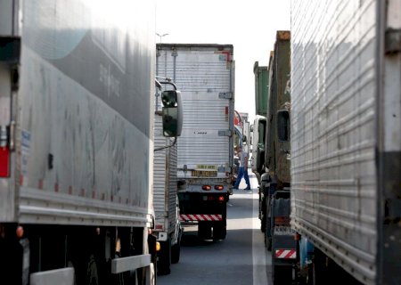 Caminhoneiros começam a receber benefício emergencial nesta terça
