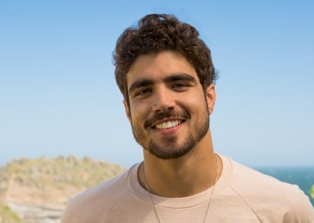 Após polêmica do jantar, Caio Castro doa cestas básicas e marmitas