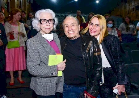 Após polêmica, Stênio Garcia e esposa aparecem sem máscara no teatro