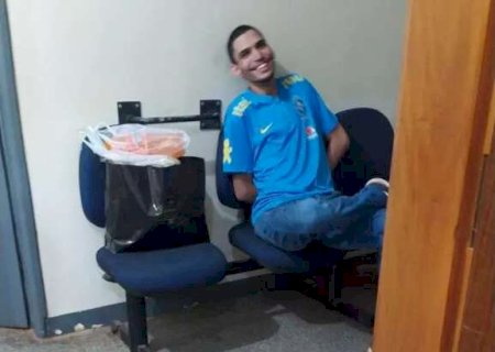Preso 7 dias após ser solto, traficante ri em delegacia