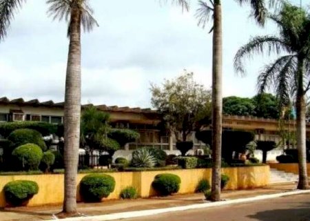 Prefeitura lança concurso com salário de R$ 3,2 mil para cargo de professor