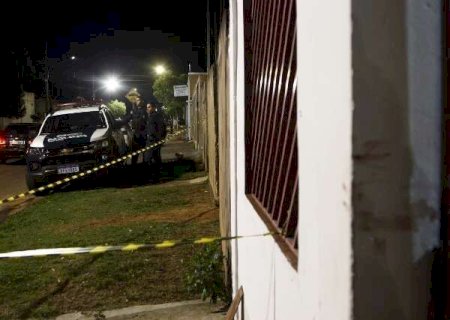 Homem mata mulher e esfaqueia filhos, tenta fugir e joga carro contra carreta