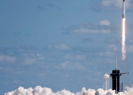 Foguete da SpaceX decola com tripulação para a estação espacial