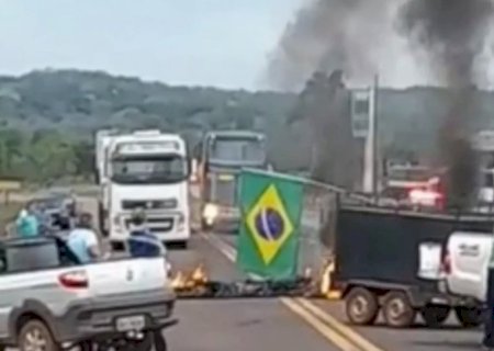 Manifestantes bloqueiam rodovias de MS; em Dourados, Trevo da Bandeira está fechado