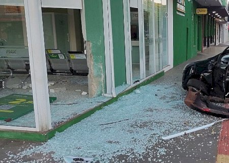 Acidente no centro de Dourados quase termina com tragédia na madrugada