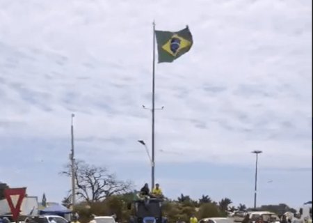 Manifestação continua, mas trânsito está fluindo no Trevo da Bandeira
