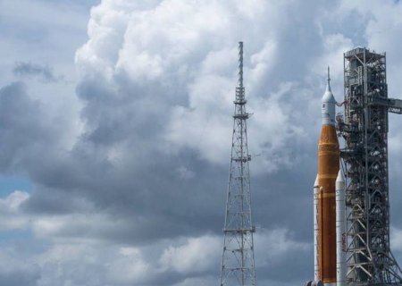 Estados Unidos lançam foguetão lunar 50 anos depois do programa Apollo