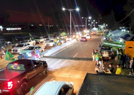 Manifestantes ampliam acampamento em frente à 4ª Brigada