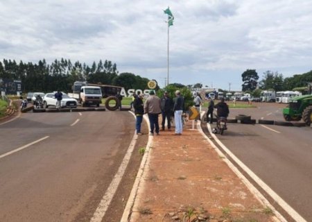 Manifestantes fecham rodovia que liga Itaporã a Dourados