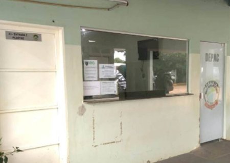Jovem é arrastada pendurada em carro por ex-marido que foge em seguida