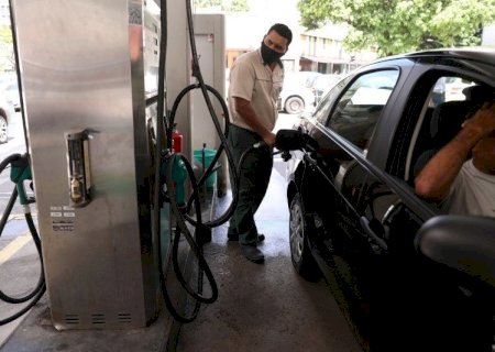 Gasolina pode cair 2,5% nas bombas após redução para distribuidoras, diz economista