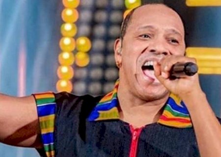 Vídeo: comissária anuncia cura do câncer de vocalista do Molejo em voo