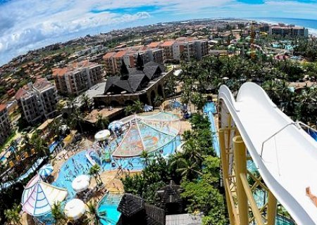 Parque aquático deve indenizar criança que escorregou e se machucou