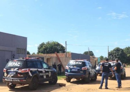 Pitbull e labrador fogem, invadem casa, matam 3 animais e morrem baleados