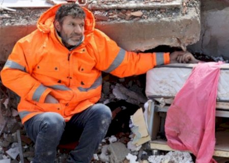 ‘Não consegui resgatá-la’, diz pai fotografado segurando a mão de filha morta