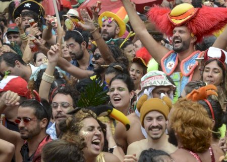 Cordão do Boitatá exalta democracia em retorno do carnaval de rua