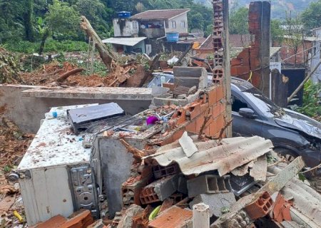 Temporais: voluntários fazem mutirão de limpeza e distribuem doações