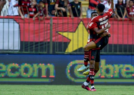 Jovens da base decidem e Flamengo dispara na liderança do Carioca