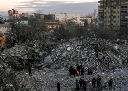 Adolescente é resgatada de escombros na Turquia 10 dias após terremoto