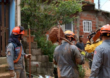 Bombeiros suspendem as buscas em São Sebastião por causa das chuvas