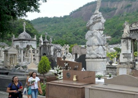 Número de mortes aumenta e de nascimentos cai em 2021 no país
