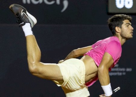 Carlos Alcaraz bate brasileiro Mateus Alves no Rio Open de tênis
