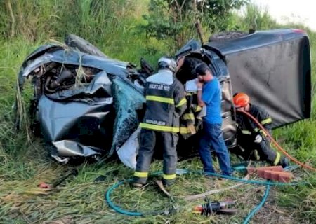 Motorista perde controle, caminhonete bate em coqueiro e um morre na BR-376