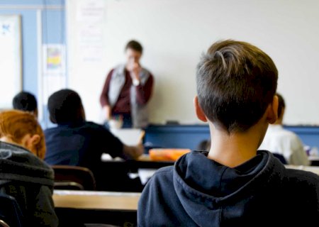 Professor trans é afastado da escola após ameaçar atirar nos alunos