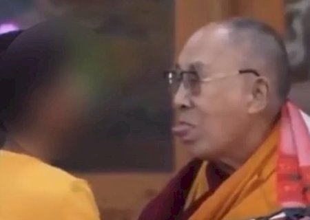 Dalai Lama força beijo e pede que menino chupe sua língua