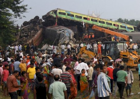 Acidente de trem na Índia deixa 288 mortos e contagem contínua