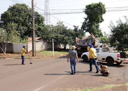 Mutirão leva limpeza, tapa-buraco, iluminação e sinalização para bairros de Dourados