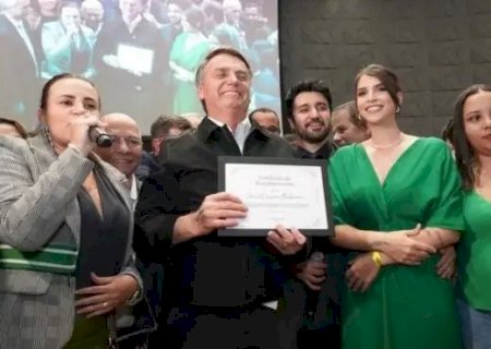 Bolsonaro é homenageado em Goiás em meio a um evento lotado