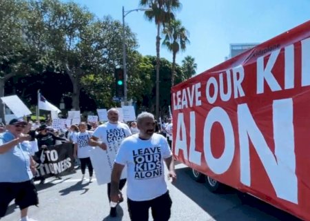 Pais fazem manifestação contra ideologia LGBT: “Deixem nossas crianças em paz”
