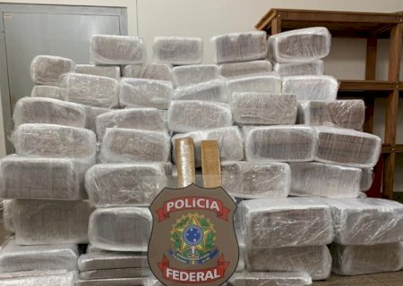 Dois são presos em Dourados levando caminhão com 1,6t de maconha em meio a carga de frutas