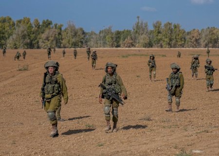 Israel faz incursão terrestre limitada a Faixa de Gaza, enquanto se prepara para invasão