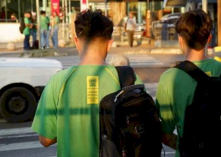 Estudantes de baixa renda receberão R$ 1.320 para não abandonar os estudos