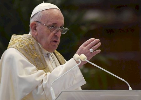 Arcebispo proíbe “bênçãos” para pessoas do mesmo sexo e repreende Papa