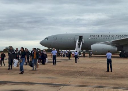 Avião com 30 repatriados da Faixa de Gaza chega a Brasília