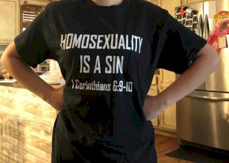 Estudante mandada para casa por usar camisa “homossexualidade é pecado” recebe indenização