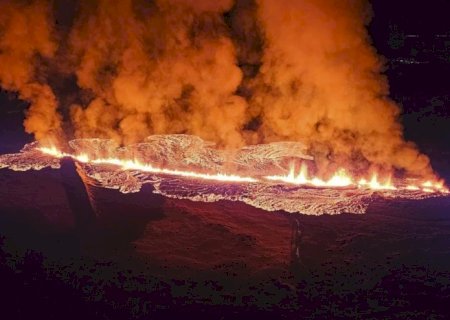 Vulcão volta a entrar em erupção na Islândia e lava avança sobre casas