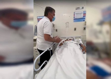 Bolsonaro visita apoiadora que caiu de árvore durante ato