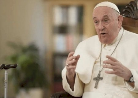 Papa Francisco sugere rendição da Ucrânia para a Rússia e Zelenskiy reage
