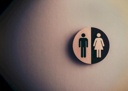 Estudante trans processa distrito escolar por negar acesso ao banheiro feminino